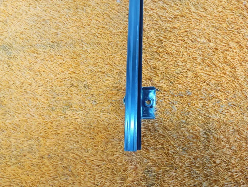 Направляющая стекла двери