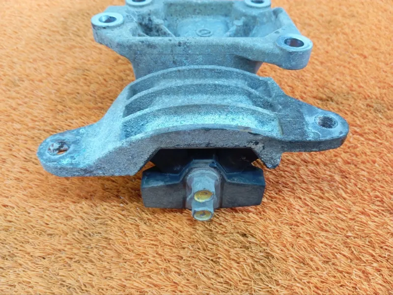 Подушка двигателя