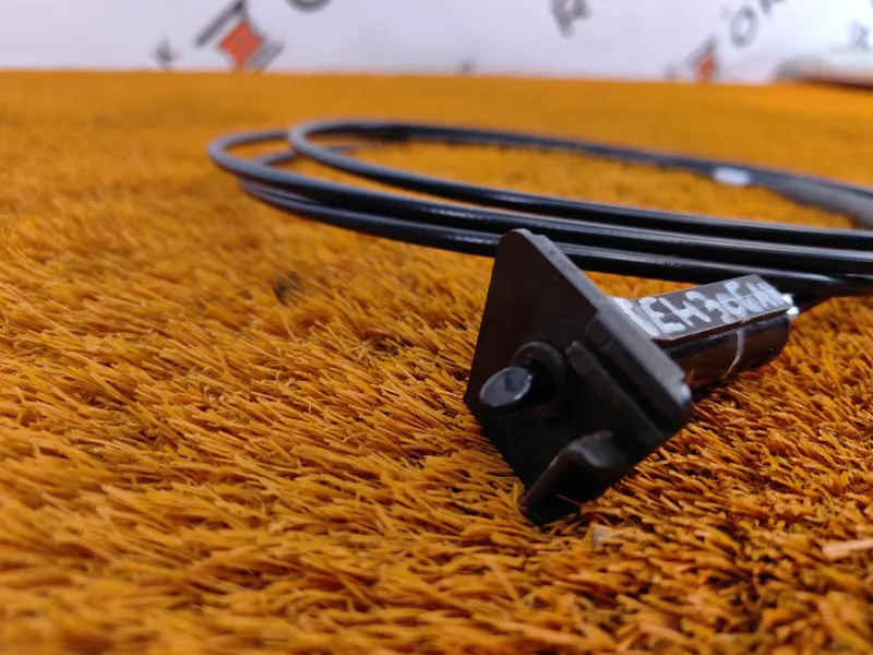 Трос лючка топливного бака