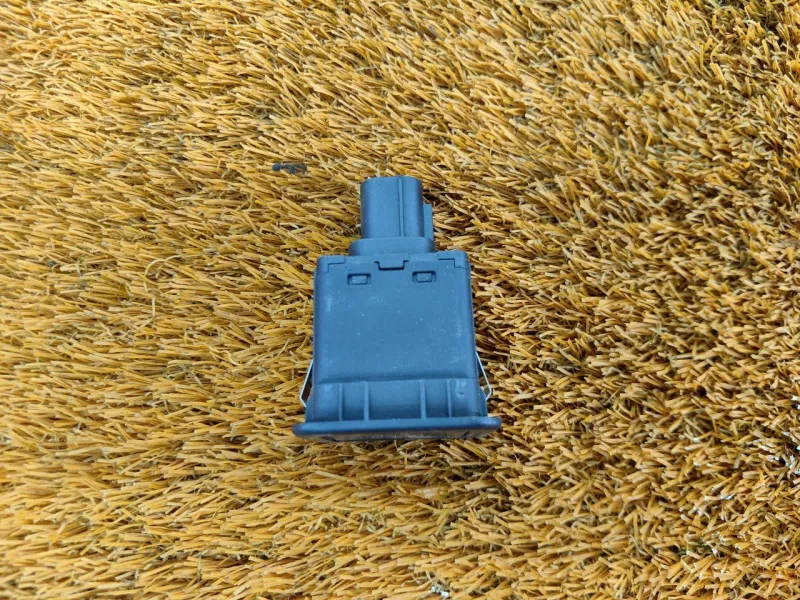 Кнопка открывания багажника