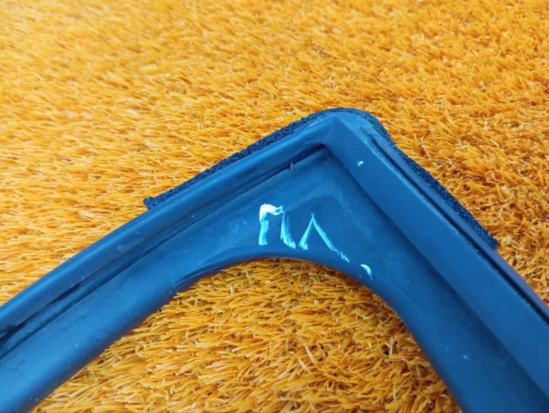 Уплотнитель стекла двери