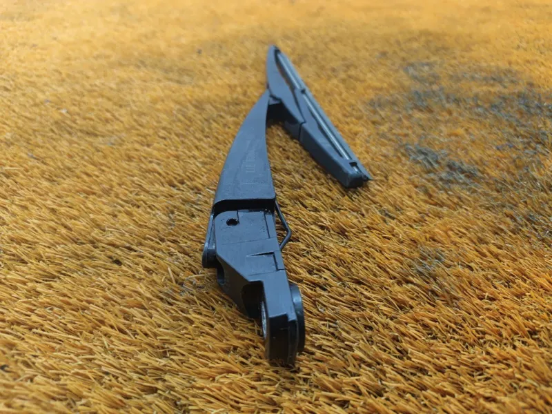 Поводок стеклоочистителя багажника