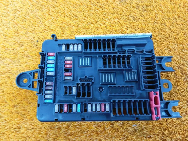 Блок предохранителей под капот