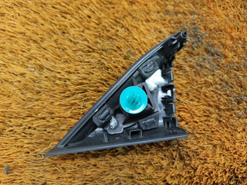 Уголок двери