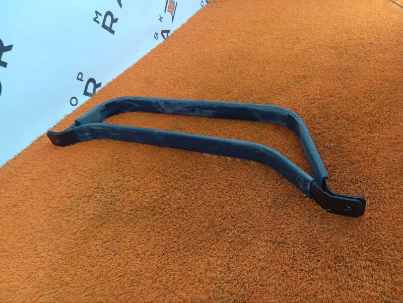 Крепление топливного бака