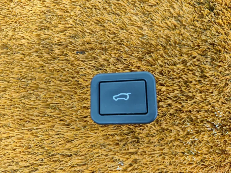 Кнопка открывания багажника