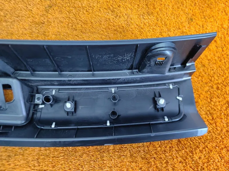 Накладка замка багажника