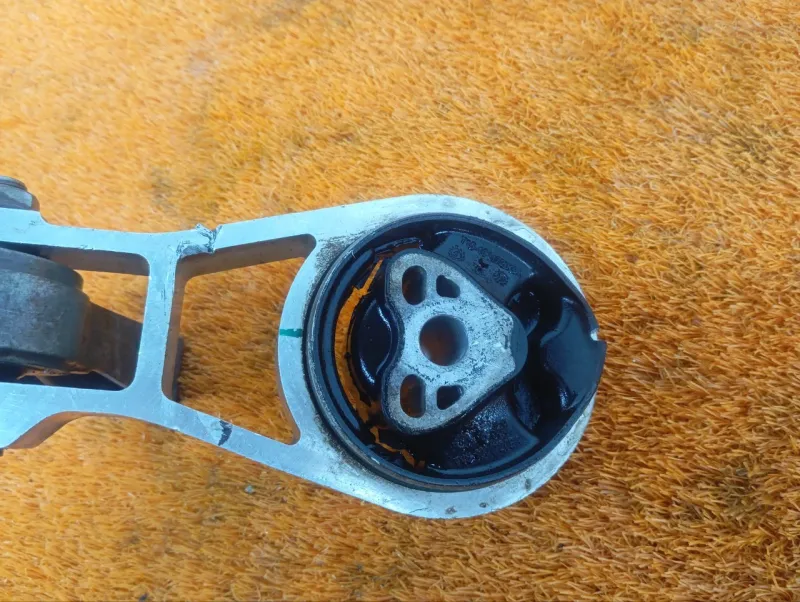 Подушка двигателя