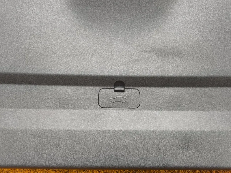 Обшивка двери багажника