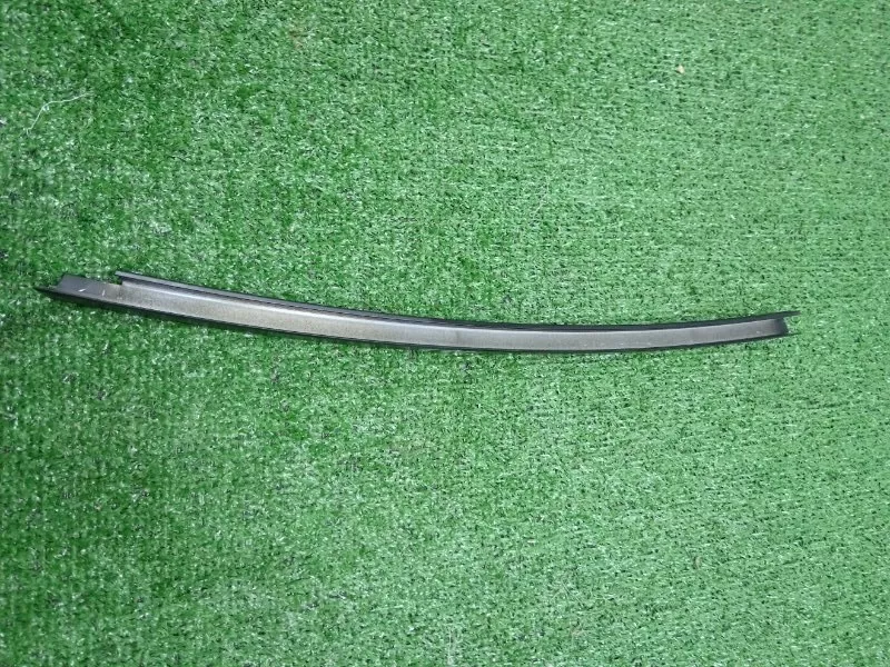 Направляющая стекла двери