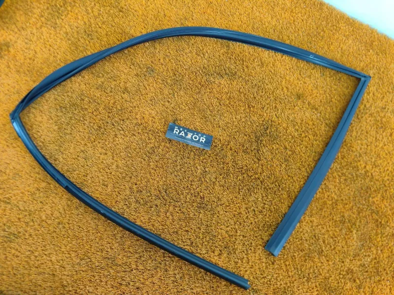 Уплотнитель стекла двери