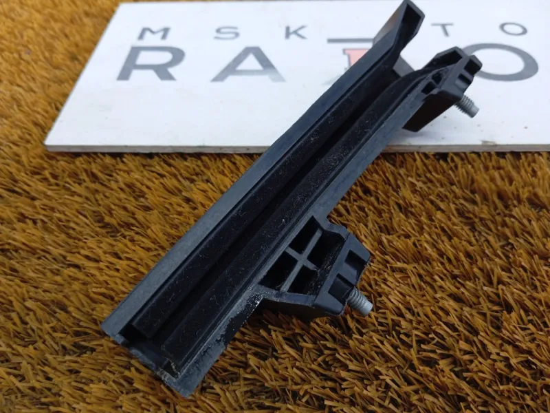 Направляющая стекла двери