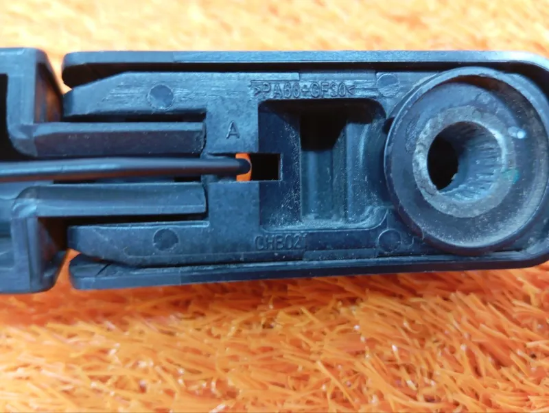 Поводок стеклоочистителя багажника