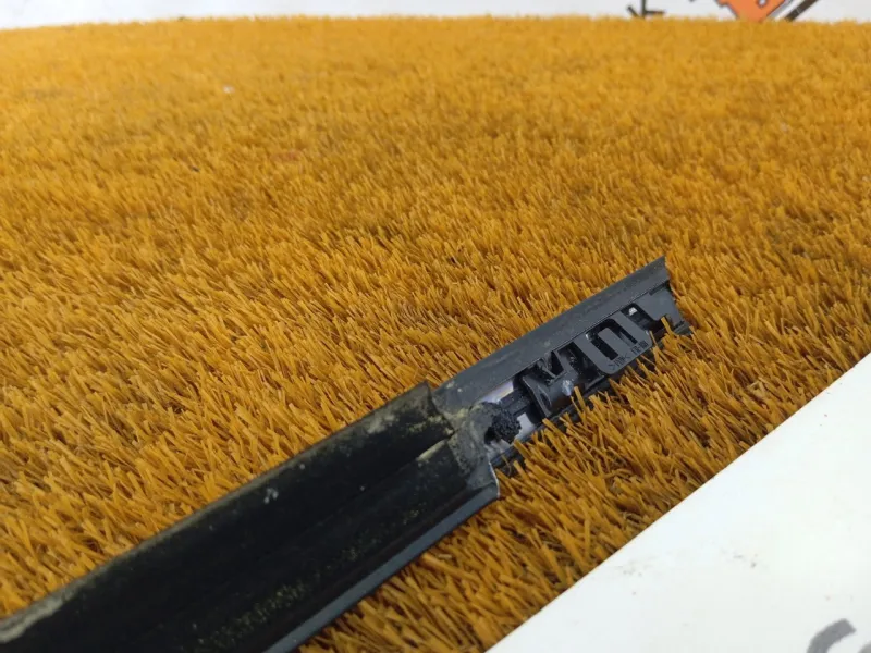 Уплотнитель стекла двери