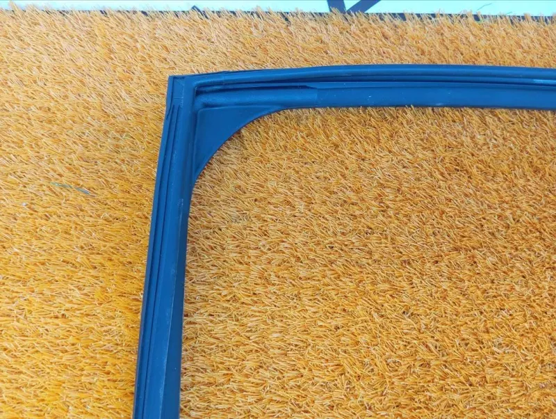 Уплотнитель стекла двери