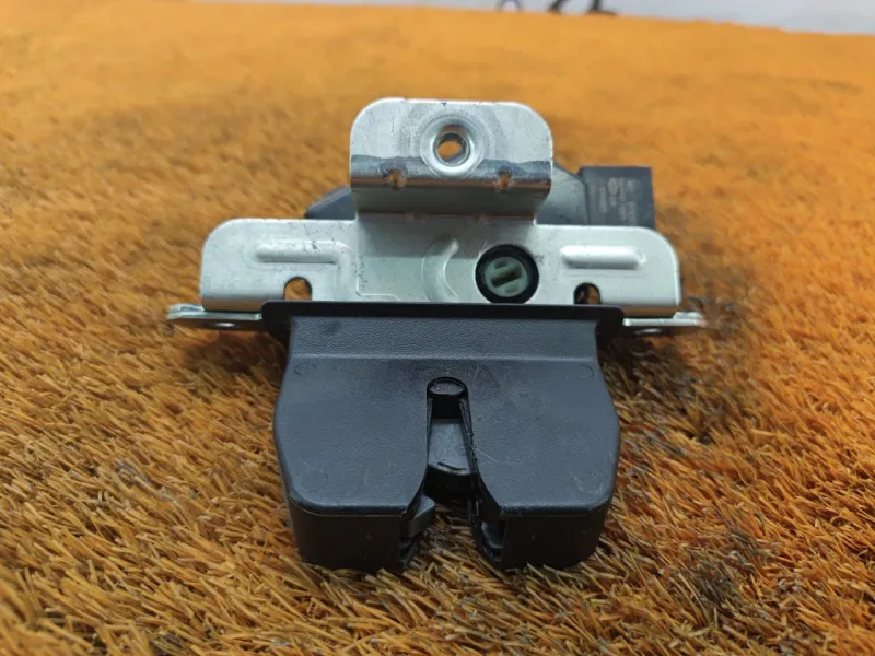 Замок багажника