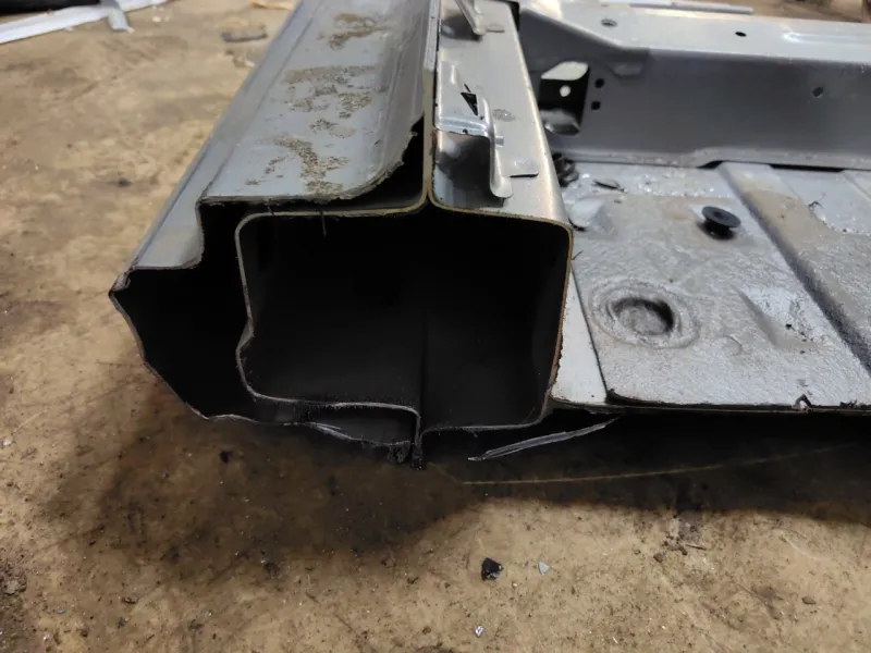 Порог с центральной стойкой