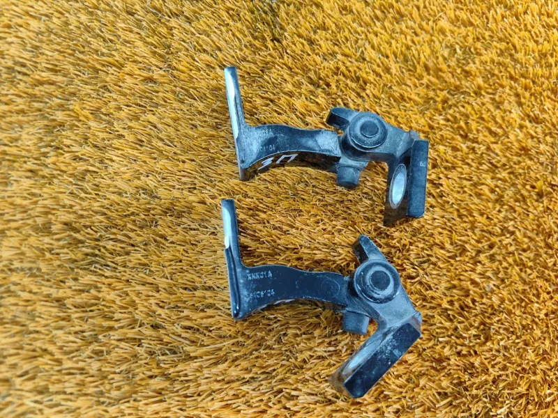 Петля двери