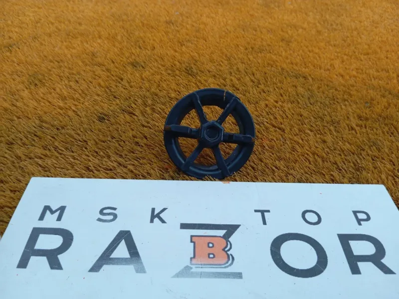 Болт крепления запасного колеса