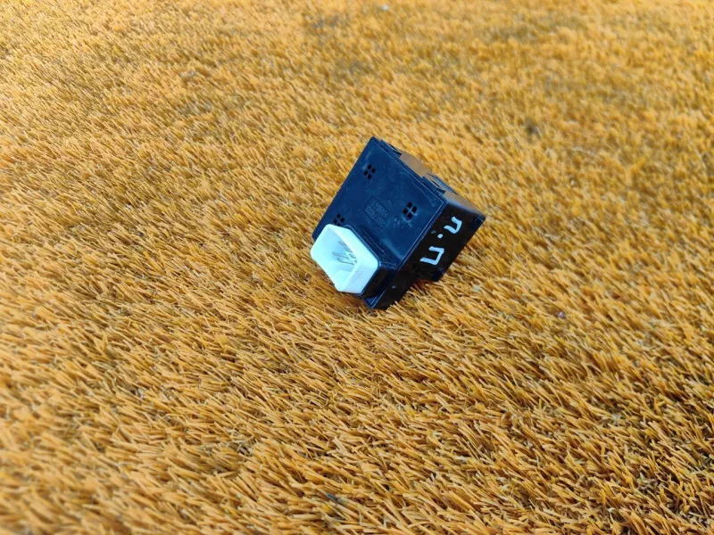 Кнопка стеклоподъемника