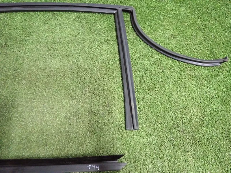 Уплотнитель стекла двери