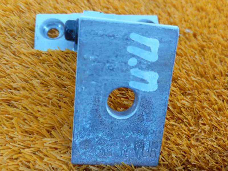 Петля двери