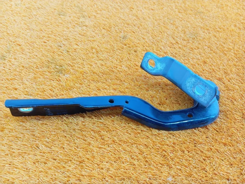 Петля капота