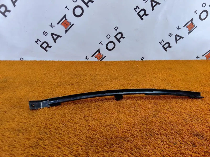 Направляющая стекла двери