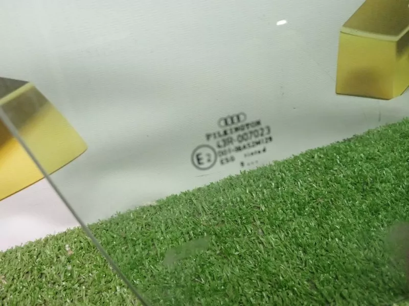 Стекло двери Audi A4 1997 8D0845202 B5, переднее правое