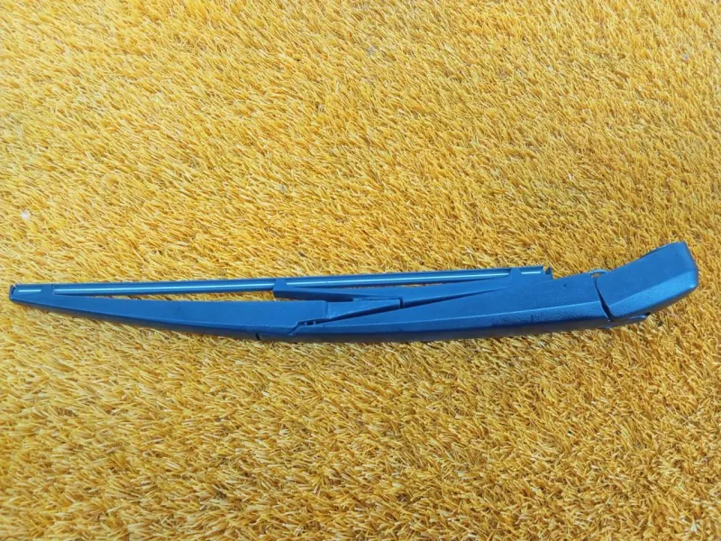 Поводок стеклоочистителя багажника