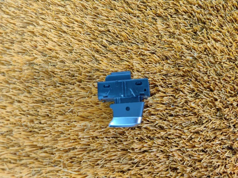 Кнопка открывания багажника