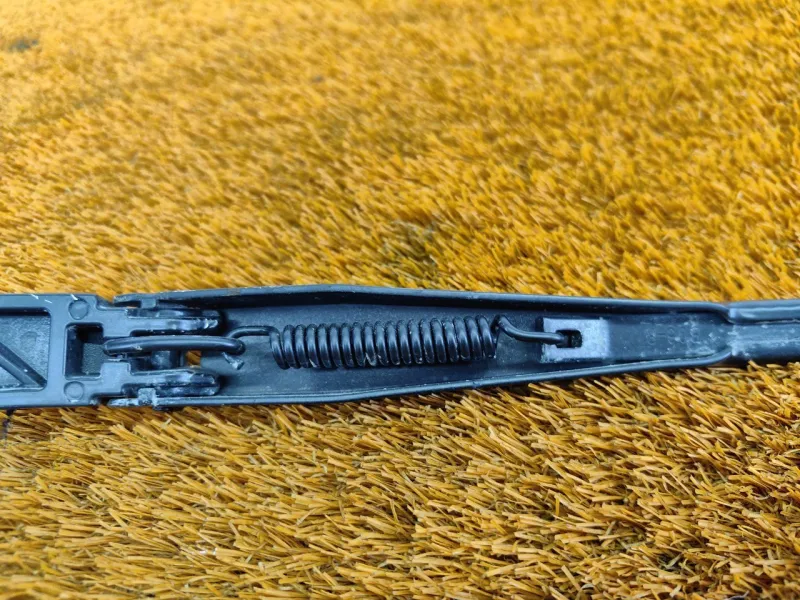 поводок стеклоочистителя