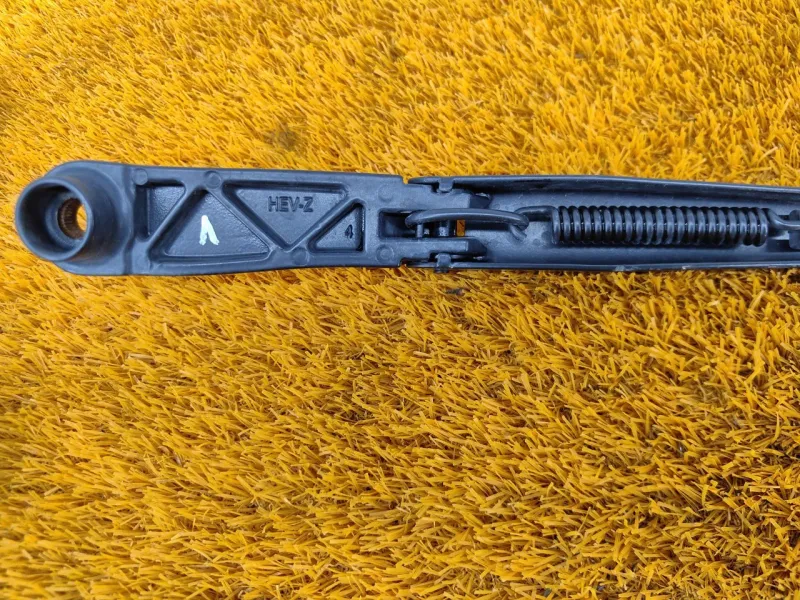 Поводок стеклоочистителя лобового стекла