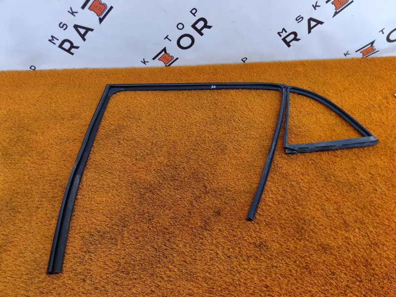 Уплотнитель стекла двери