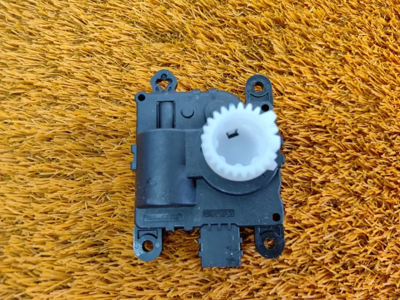 Сервопривод заслонок печки