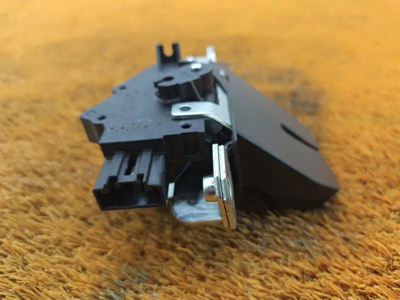 Замок багажника