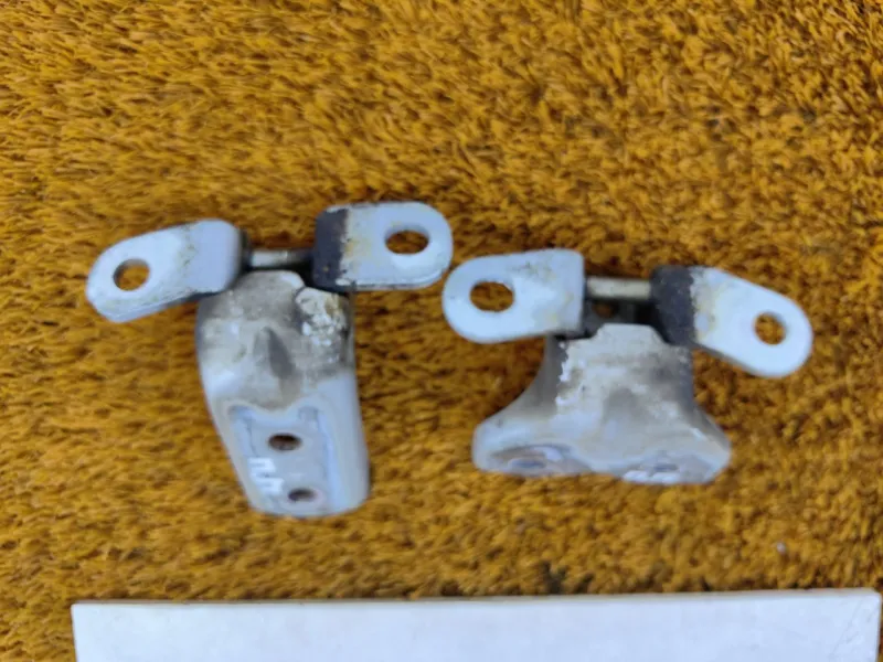 Петля двери