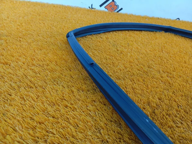 Уплотнитель стекла двери