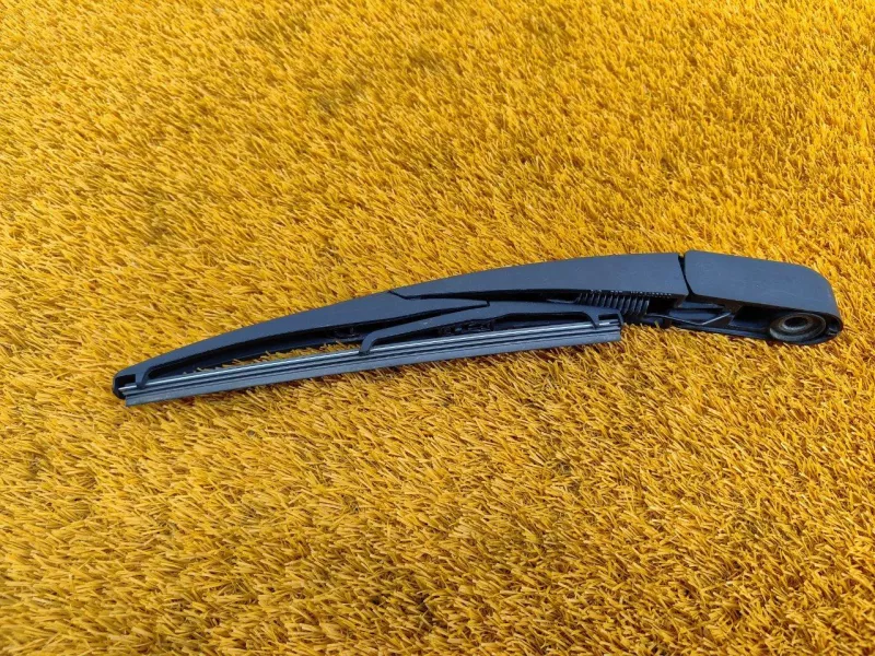 Поводок стеклоочистителя багажника