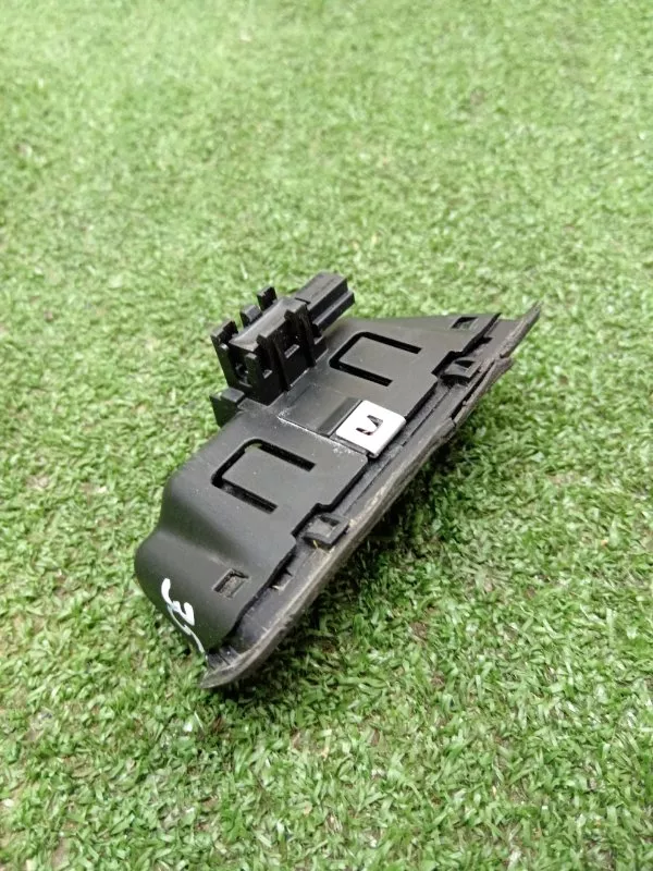 Кнопка открывания багажника