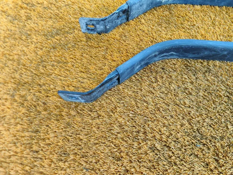 Крепление топливного бака