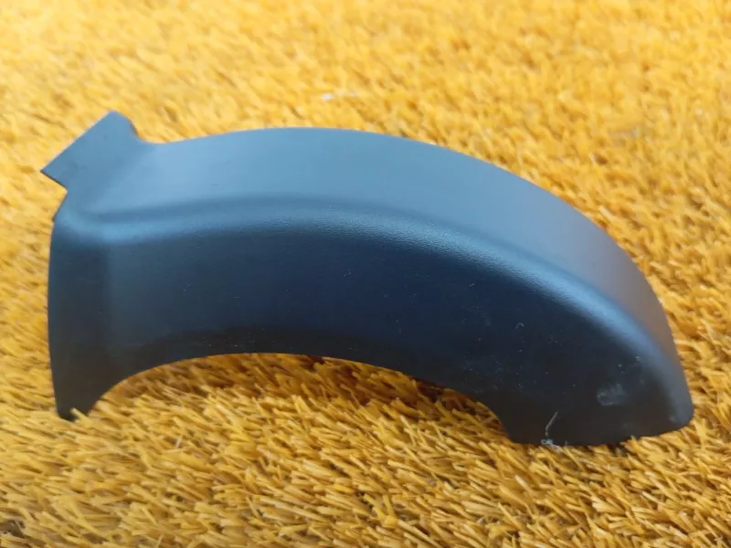 Накладка петли крышки багажника