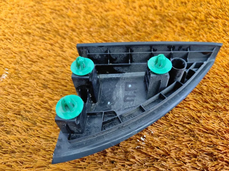 Уголок двери