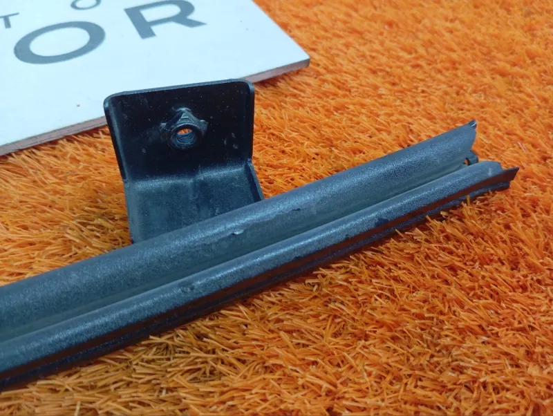 Направляющая стекла двери