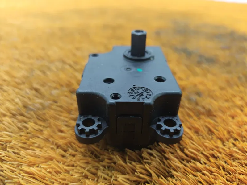 Сервопривод заслонок печки