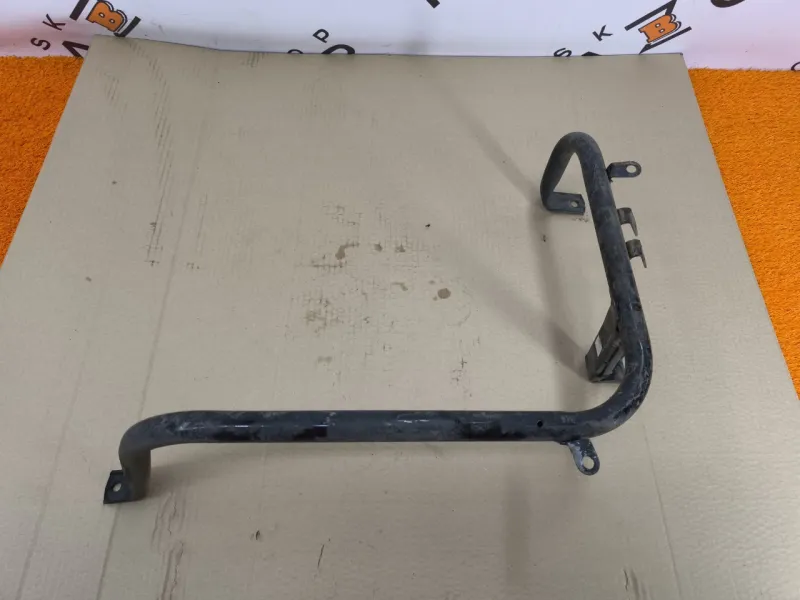 Крепление топливного бака