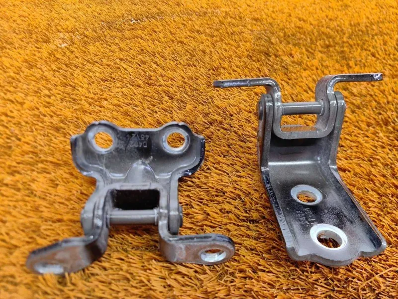 Петля двери