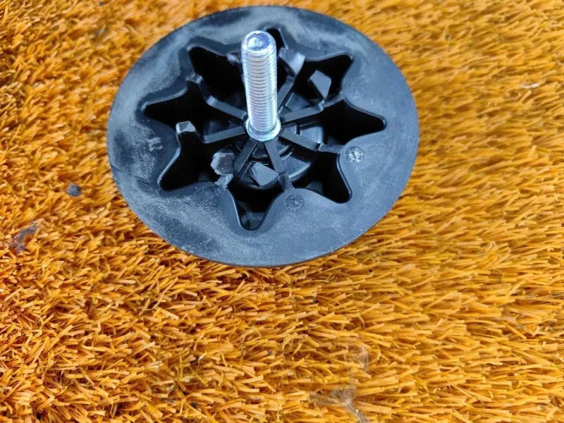 Болт крепления запасного колеса