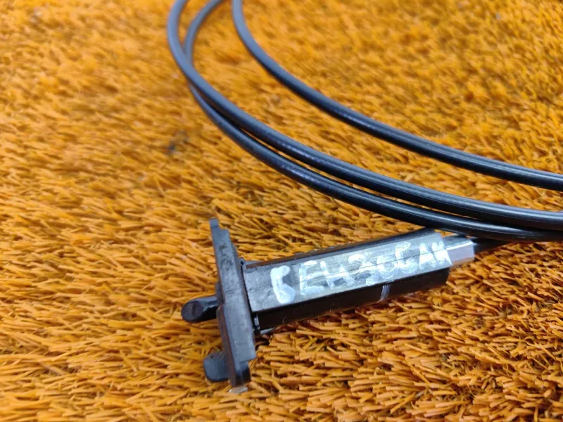 Трос лючка топливного бака