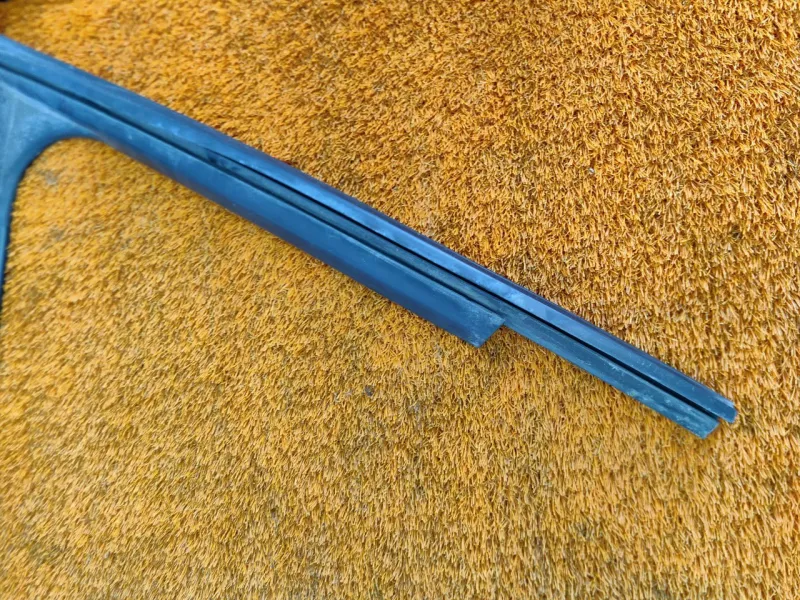 Уплотнитель стекла двери